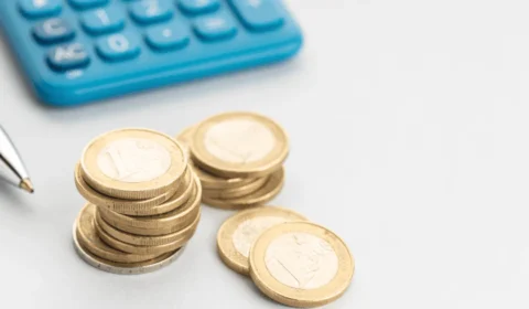 Economia brasileira volta ao radar de investidores com alta do petróleo, real valorizado e juros elevados