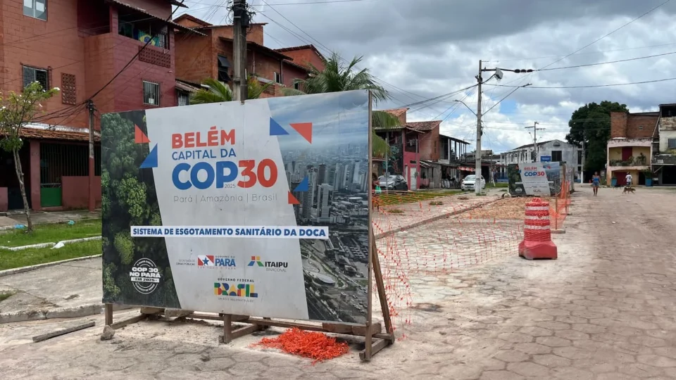 Favela de palafitas recebe esgoto e entulhos de bairro nobre de Belém em obra da COP30