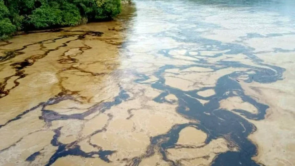 Vazamento de petróleo contamina rio e provoca emergência ambiental no Equador