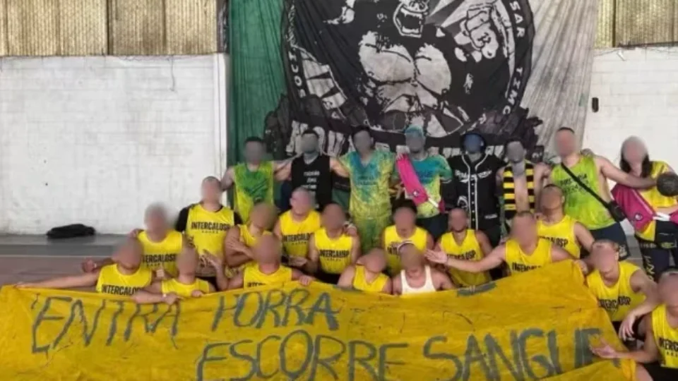 Alunos de Medicina de faculdade privada em SP exibem faixa com apologia ao estupro