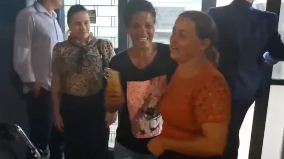 PM prende mãe, irmão e amiga de jovem morto na Favela da Bratac, em Londrina (PR)