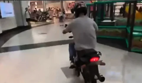 Influenciador faz ‘rolezinho’ com moto dentro de shopping na Grande SP; veja vídeo