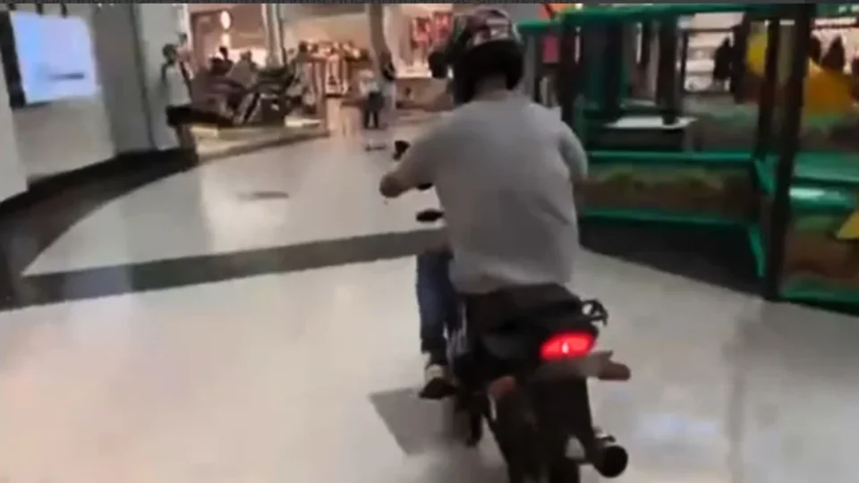 Influenciador faz ‘rolezinho’ com moto dentro de shopping na Grande SP; veja vídeo