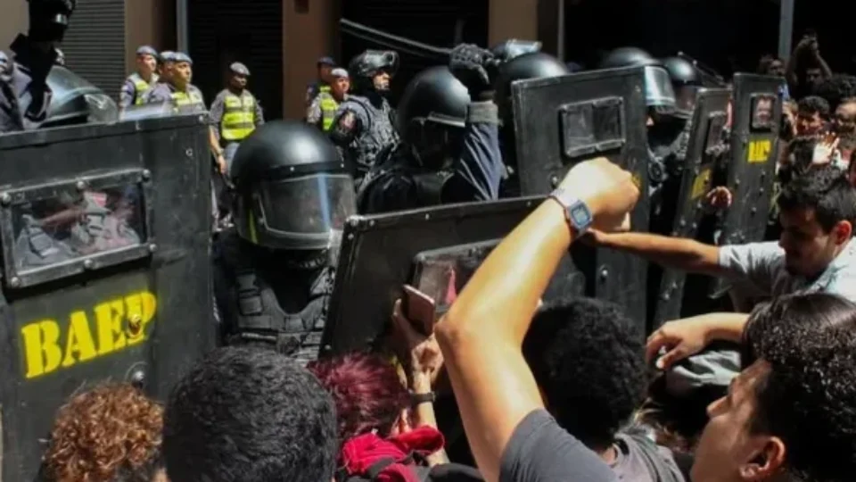 Polícia de Tarcísio reprime com violência manifestação contra privatização da CPTM