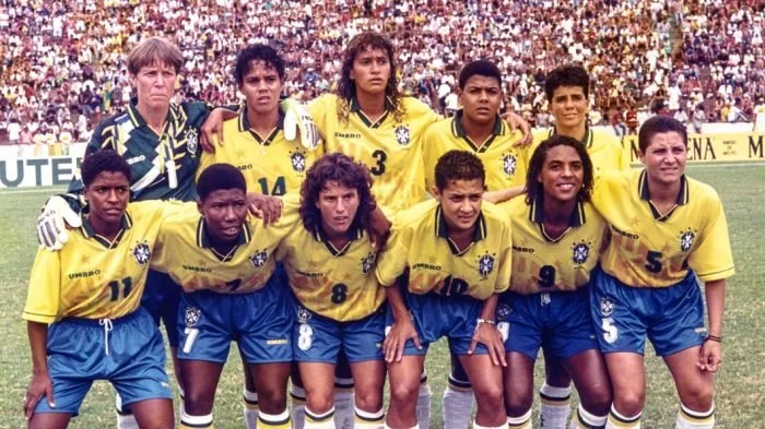 Copa de 1995 na Suécia: Meg, Elane, Pretinha, Sissi, Formiga, Roseli, Michael Jackson, Kátia Cilene e Tânia Maranhão. No comando, Ademar Fonseca. Foto: reprodução