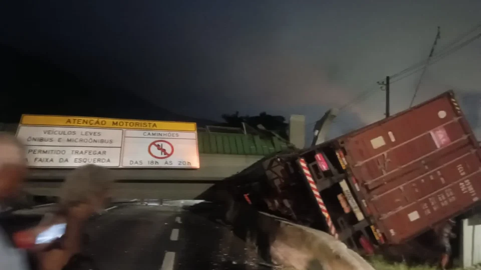 Acidente deixa rodovia Anchieta (SP) interditada por mais de 15 horas