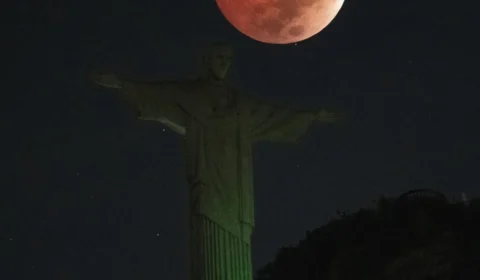 Veja fotos: eclipse lunar total aconteceu nesta madrugada