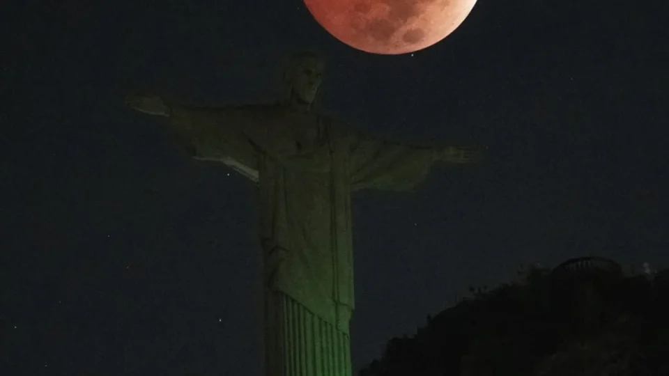 Veja fotos: eclipse lunar total aconteceu nesta madrugada