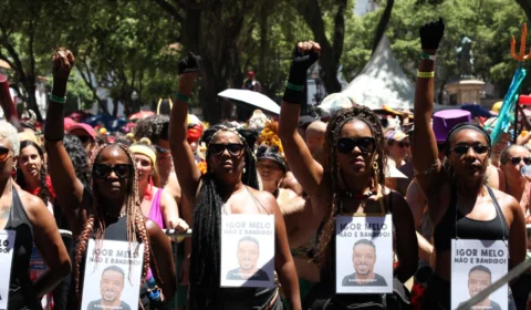 Bloco Boitatá canta grito de ‘Sem Anistia’ enquanto jorra mangueirão em foliões no Rio