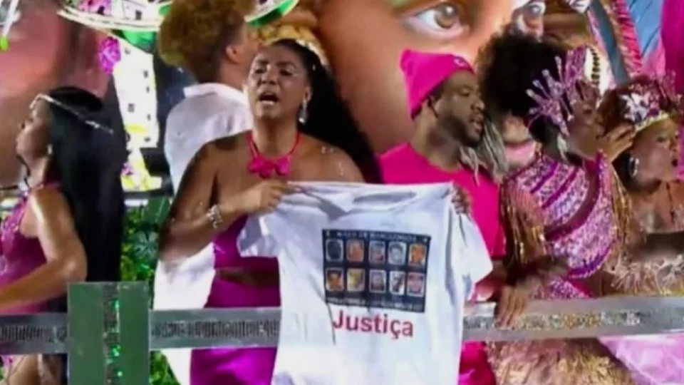 ‘Alegria e protesto’, diz mãe de jovem morto pela polícia sobre desfile na Mangueira