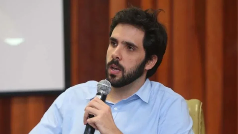 Jornalista do UOL está sendo seguido e teve dados expostos em site difamatório