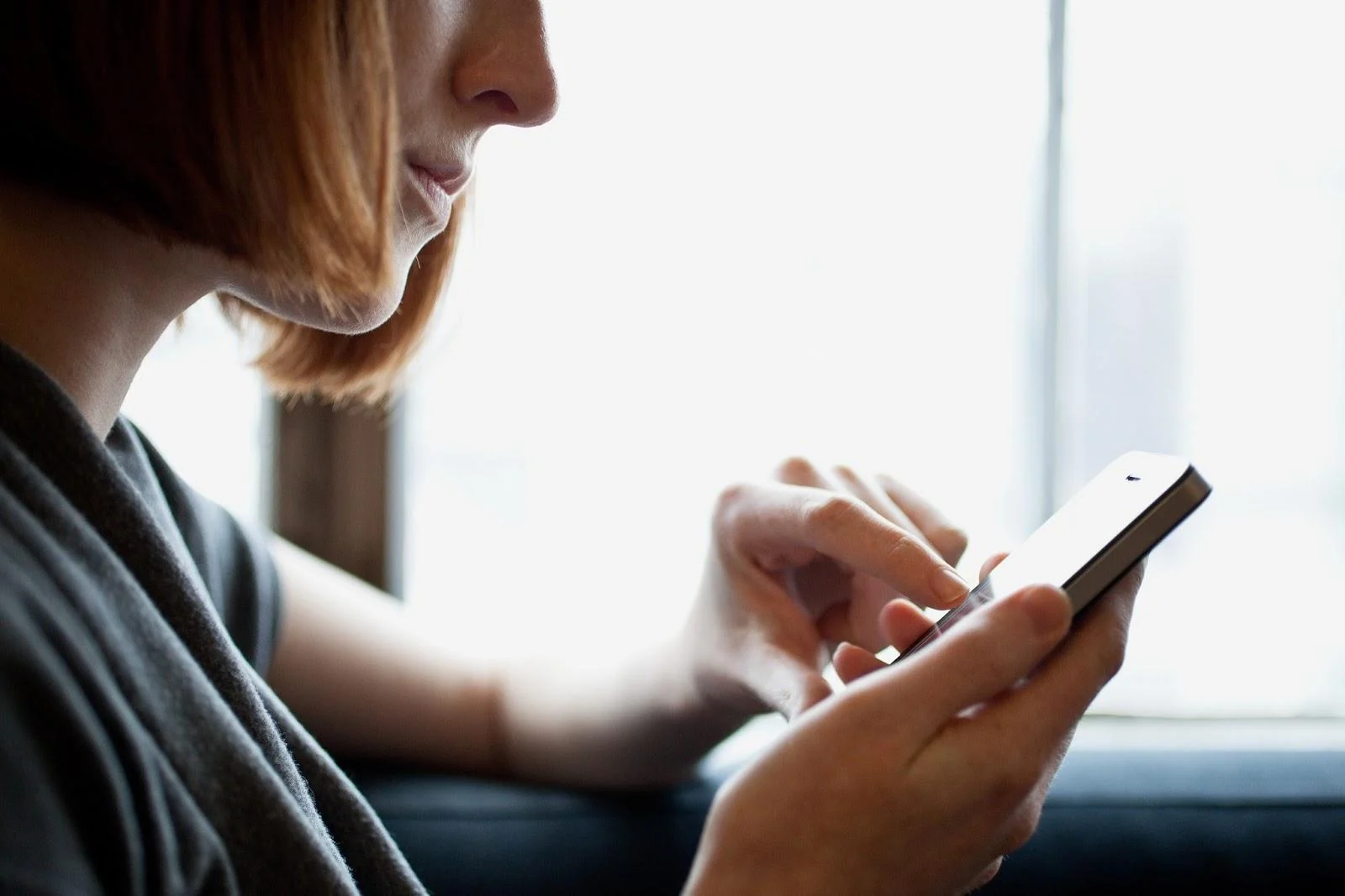Uso de Telas mulher mexendo no celular