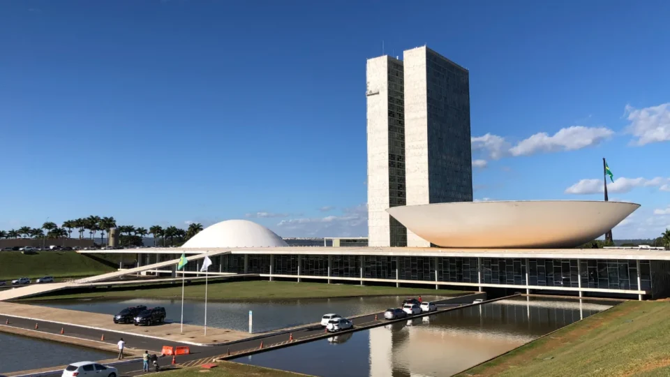 Polícia prende homem após ameaçar explodir mochila na Praça dos Três Poderes