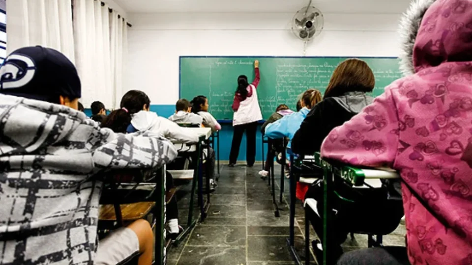 A tragédia da superlotação nas escolas públicas brasileiras e o descaso com a educação