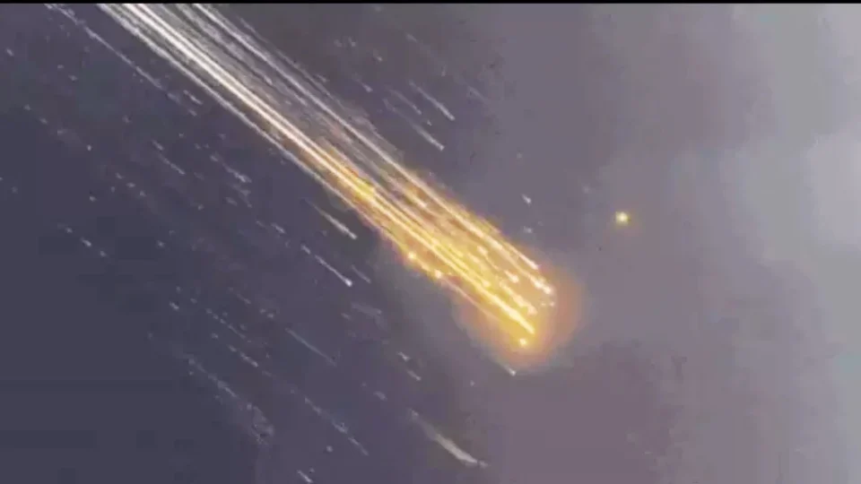 Nave SpaceX, de Musk, lança chuva de destroços ao explodir mais uma vez no espaço