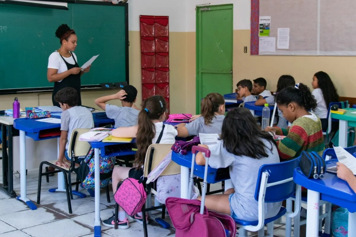 Com um papel fundamental na construção de um país mais justo, os professores brasileiros recebem 47% a menos se comparados ao mesmo cargo em países mais ricos. Foto: reprodução