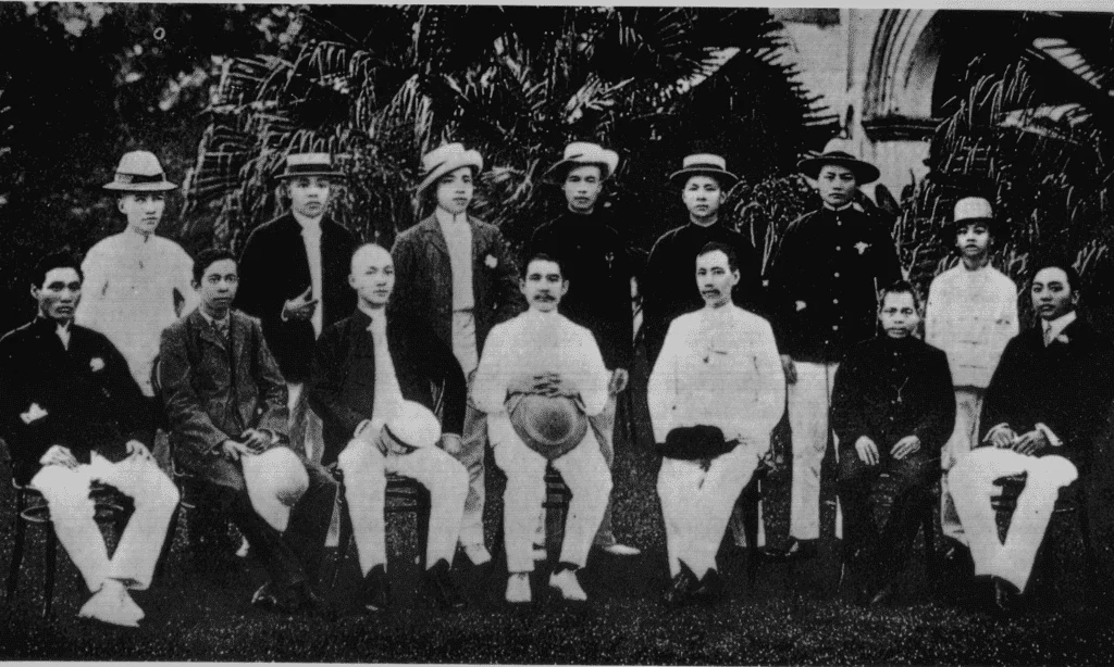 Tongmenghui Sun Yat-sen junto aos membros do braço do Tongmenghui sediado em Singapura. Foto: Wikimedia Commons