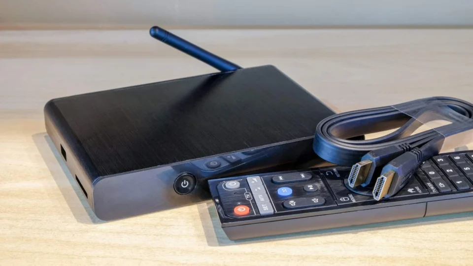 TVs box piratas viram computadores e auxiliam aulas em escolas públicas