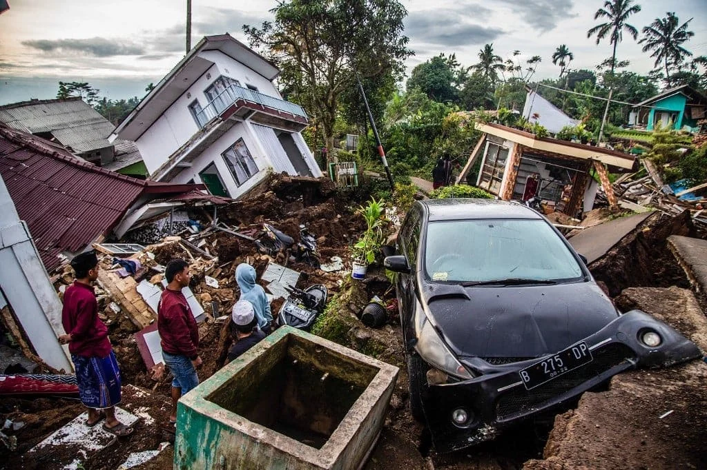 Ao menos 252 pessoas morreram, 31 estão desaparecidas e mais de 300 ficaram feridas após um terremoto de 5,6 graus atingir a ilha da Indonésia. Foto: ADITYA AJI / AFP