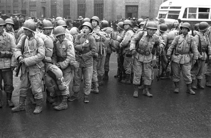Tropas do Kuomintang Tropas nacionalistas nas ruas de Xangai durante a guerra civil, em 1949. Foto: Harrison Forman