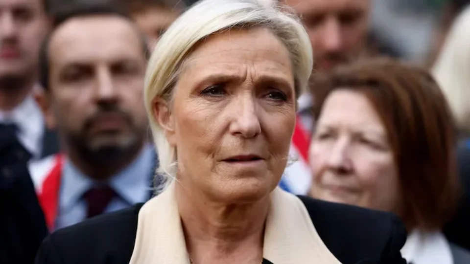 Marine Le Pen é considerada culpada por desvio de fundos da UE e fica inelegível