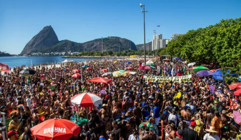 Bola Preta e Amigos da Onça arrastam multidões no primeiro dia de Carnaval do RJ
