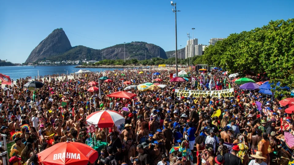 Bola Preta e Amigos da Onça arrastam multidões no primeiro dia de Carnaval do RJ