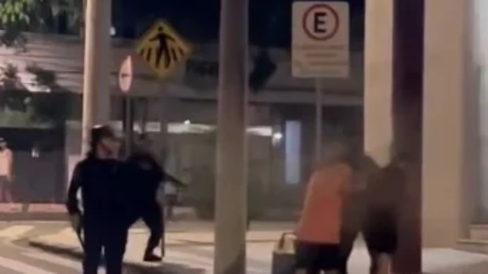 Vídeos mostram cenas de violência da polícia de SC contra foliões no carnaval