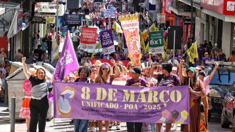 Por aborto, fim da escala 6×1, comida barata: mulheres saem às ruas no 8M