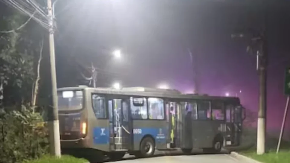 Quadrilha fecha rua com ônibus e atira contra viatura da GCM de São Paulo