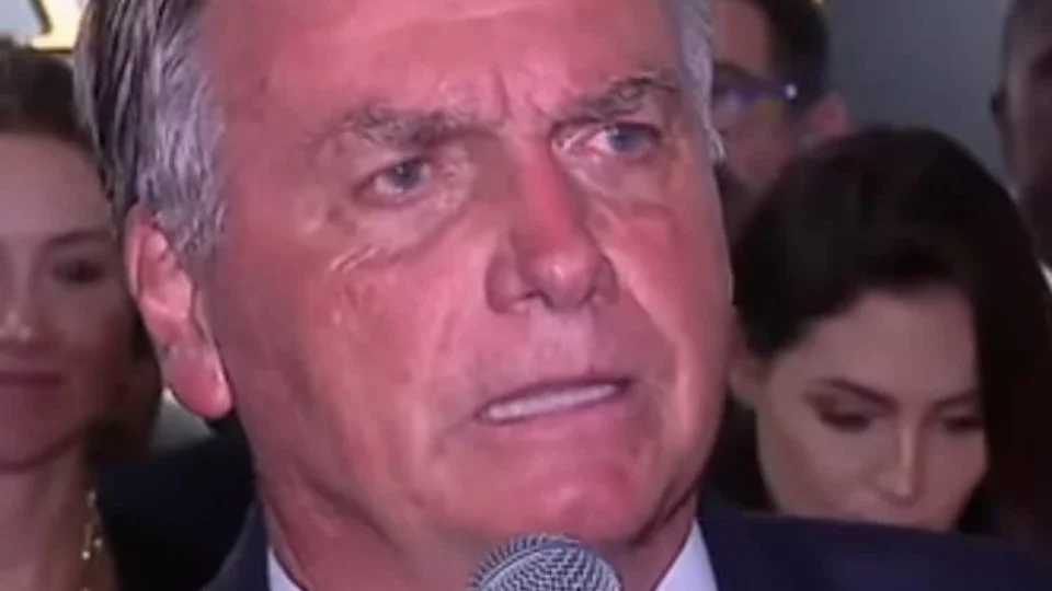 Bolsonaro mente e diz que Eduardo deixou Brasil para combater ‘nazifascismo’