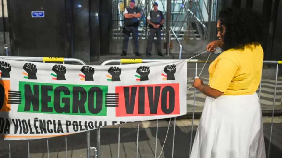 Movimentos sociais pedem demissão de Derrite em ato contra violência policial