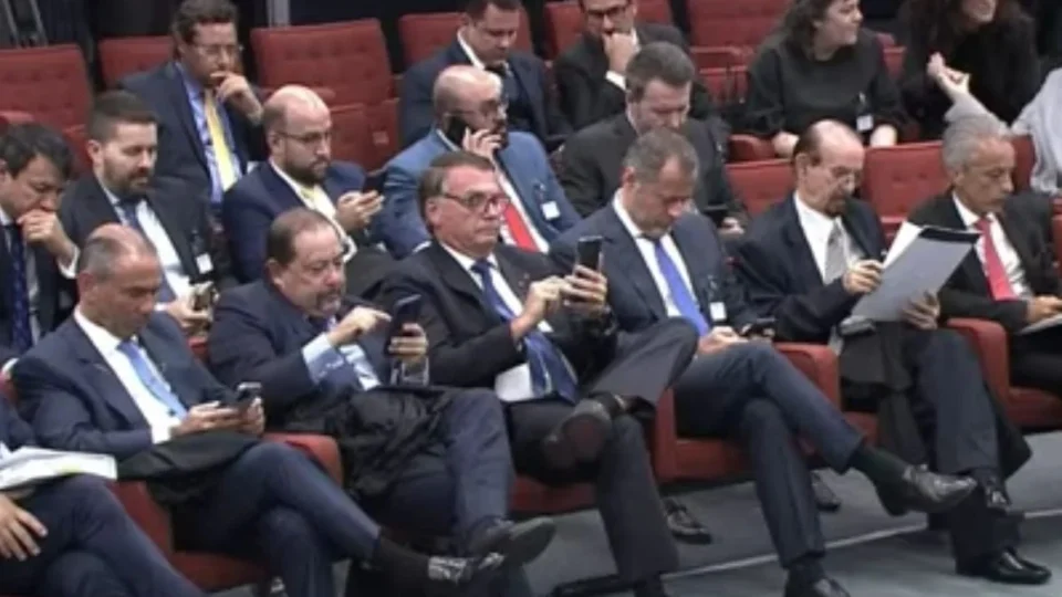 Bolsonaro surpreende e chega ao STF para acompanhar julgamento