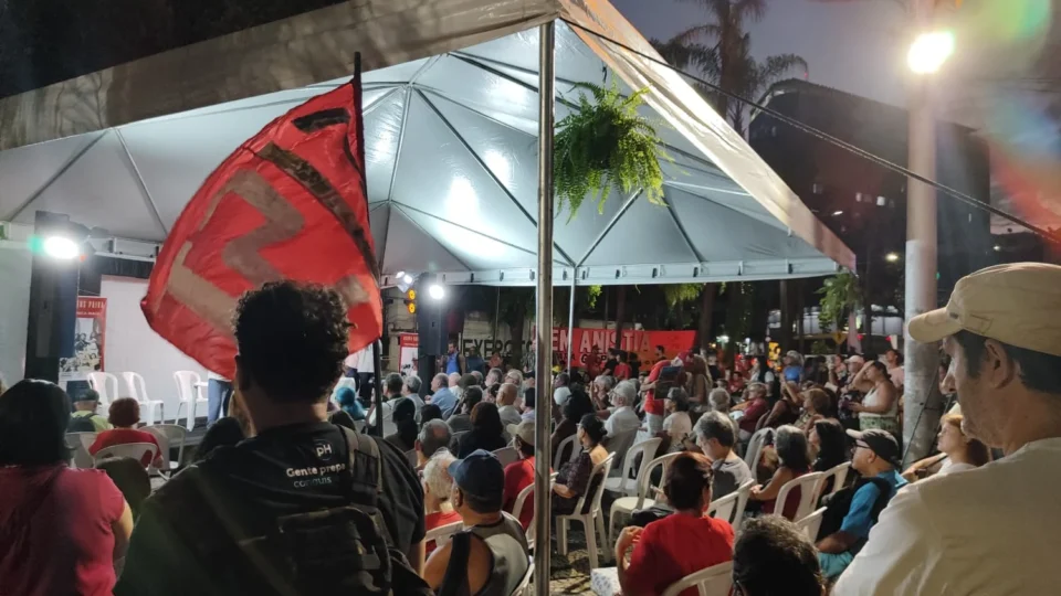 Manifestação lembrou memória das vítimas da ditadura em frente ao antigo DOI-Codi no RJ