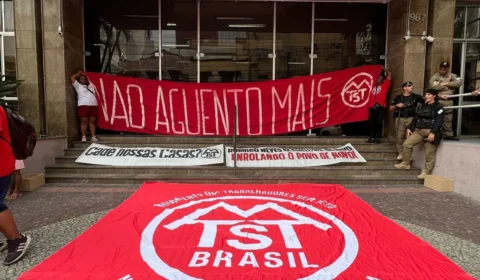 Membros do MTST se acorrentam em frente à prefeitura de Niterói em protesto