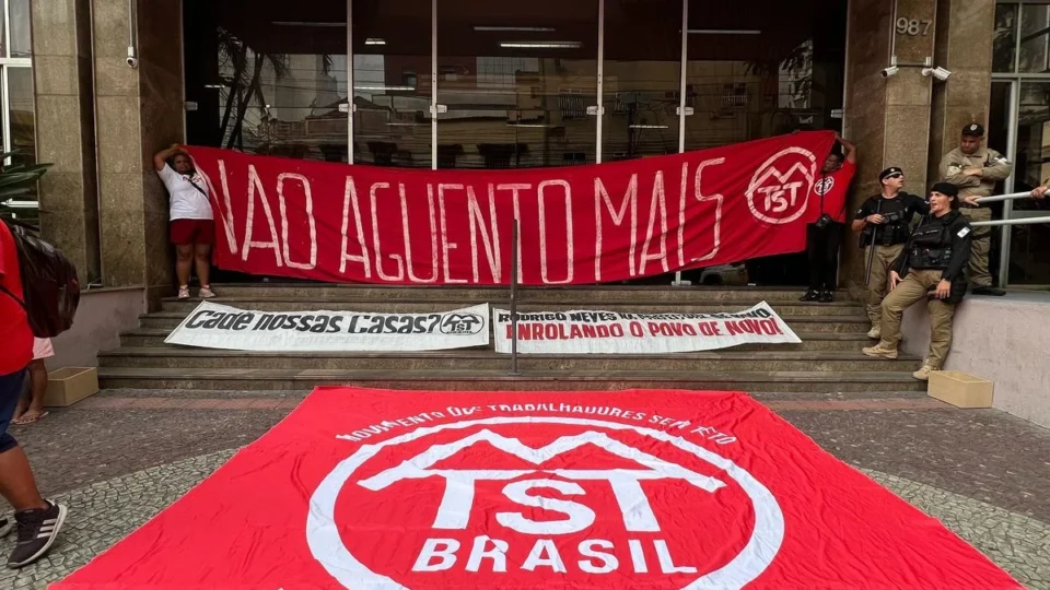 Membros do MTST se acorrentam em frente à prefeitura de Niterói em protesto