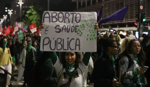 STF derruba decisão de Barroso que autoriza enfermeiros a fazer aborto