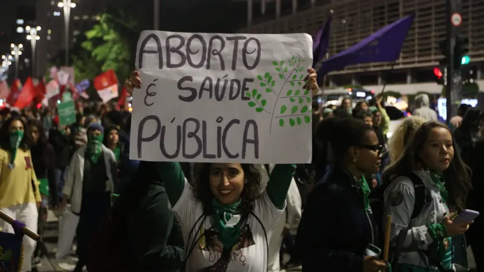STF derruba decisão de Barroso que autoriza enfermeiros a fazer aborto