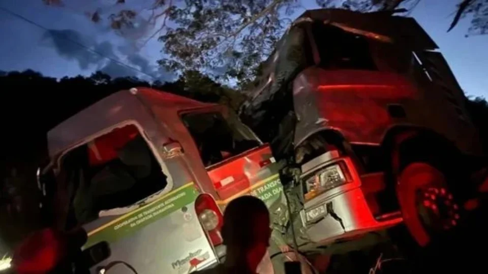 Acidente entre van e caminhão deixa 10 mortos na Chapada Diamantina