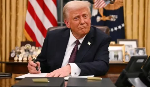 Trump adia tarifa de 50% sobre produtos da UE; professor Leonardo Trevisan analisa pano de fundo da disputa