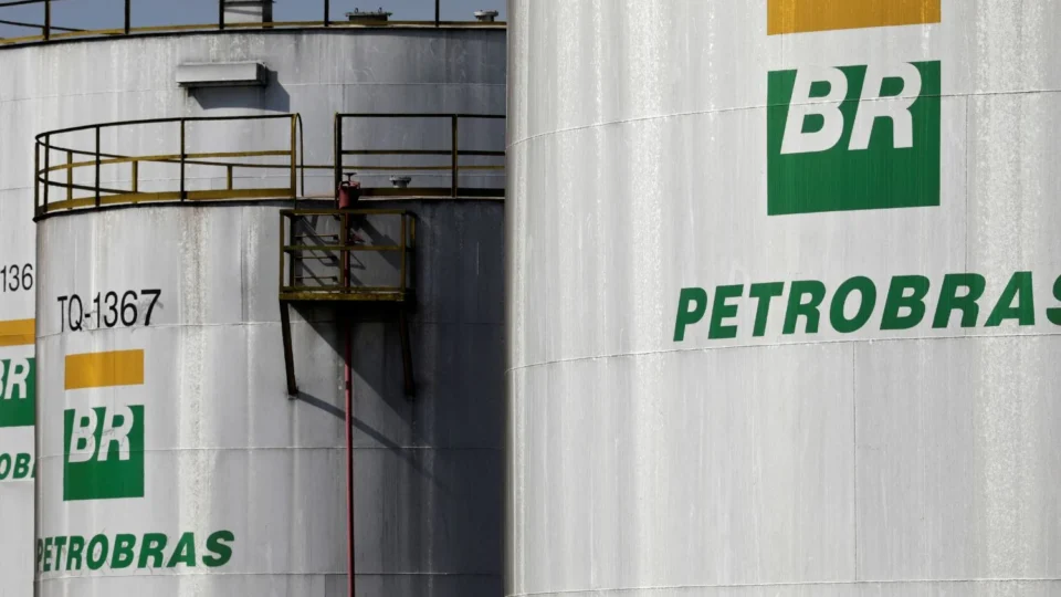 Petrobras ajusta diesel em R$ 1,12, mas subsídio federal evita alta para distribuidoras e consumidores