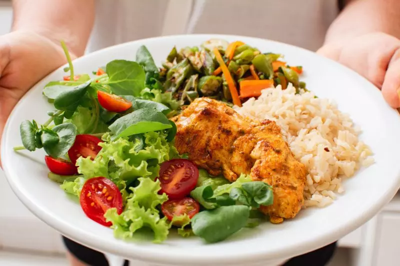 Um prato saudável é aquele que respeita os 6 principais grupos alimentares. Imagem: Shutterstock