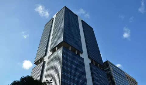 Banco Central indica corte de juros como ‘mais adequado’ mesmo com inflação acima da meta