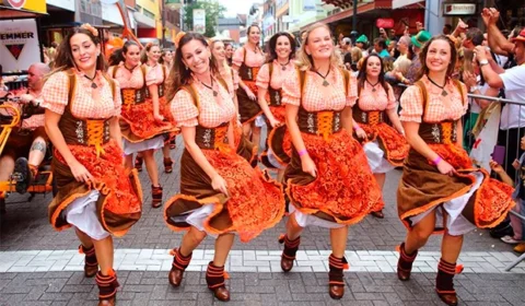 Oktoberfest quer vetar funk, pagode e sertanejo para preservar raízes alemãs