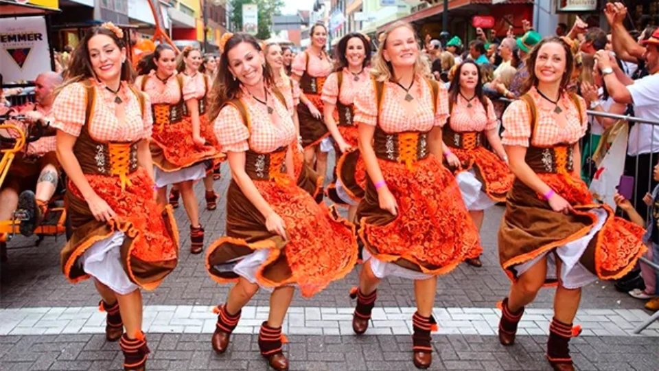Oktoberfest quer vetar funk, pagode e sertanejo para preservar raízes alemãs