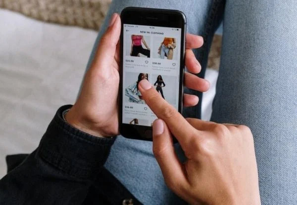 Governo prepara revisão da ‘taxa das blusinhas’ para aliviar custos