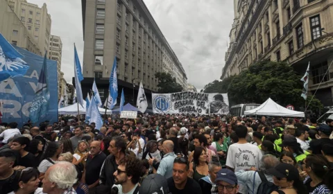 Sob Milei, multidão lota Praça de Maio em maior protesto já feito contra ditadura na Argentina