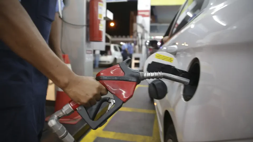 Ministério vai propor mistura de 30% de etanol na gasolina; preço deve cair