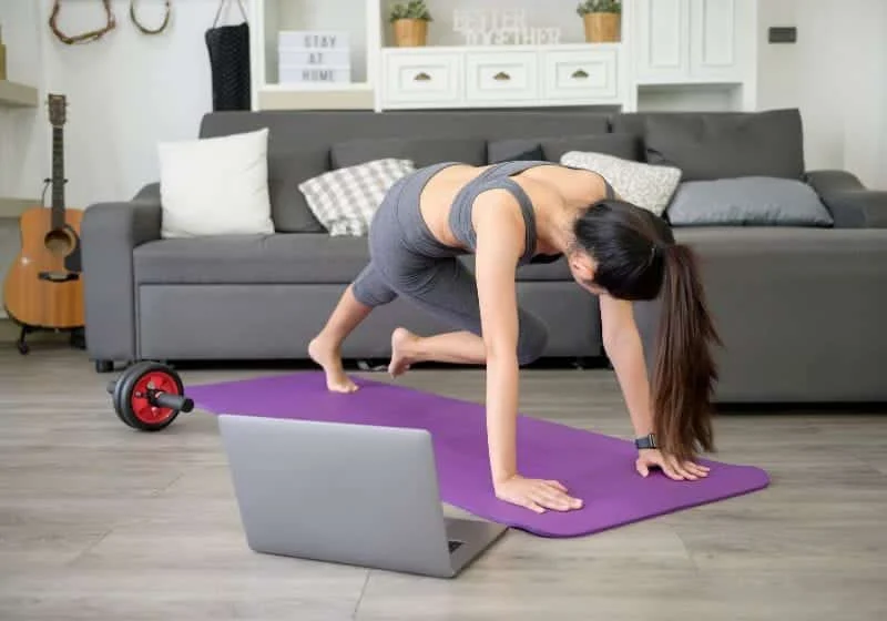 Exercício em casa também funciona: mesmo atividades leves, como treinos online no tapete da sala, já melhoram memória, foco e desempenho mental.