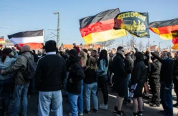 Manifestação neonazista em Berlim é cercada por antifas e impedida de seguir